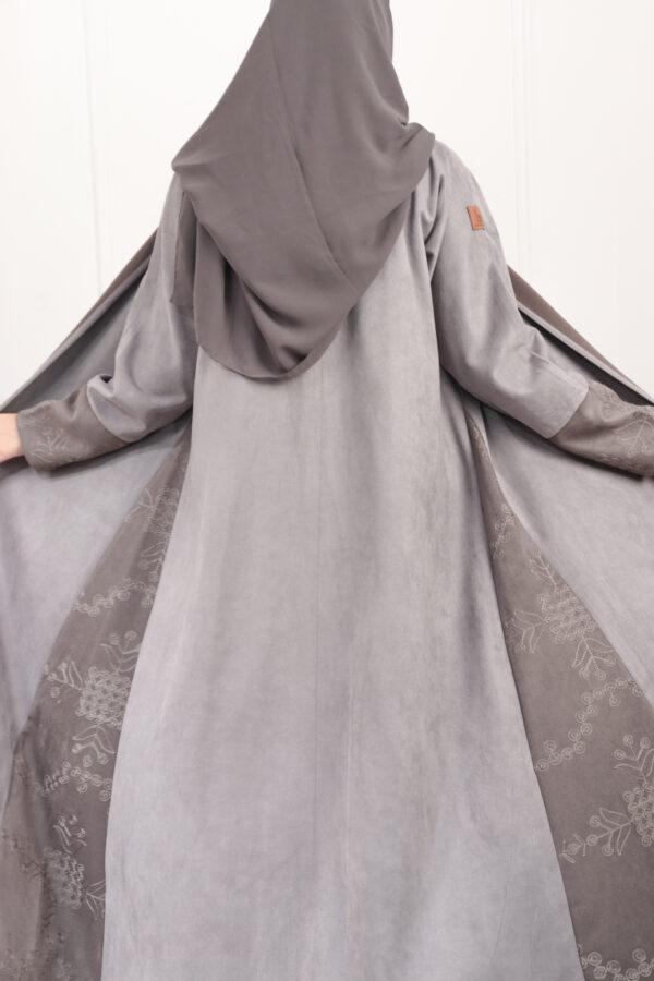 ⁦عبايه شامواه رصاصي بتطرزه من اجناب⁩ - الصورة ⁦3⁩