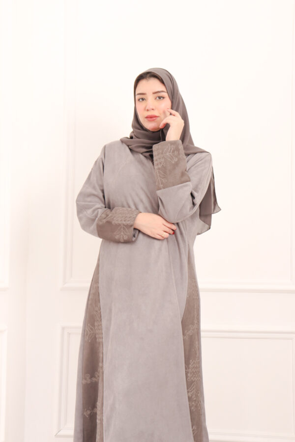 ⁦عبايه شامواه رصاصي بتطرزه من اجناب⁩ - الصورة ⁦4⁩