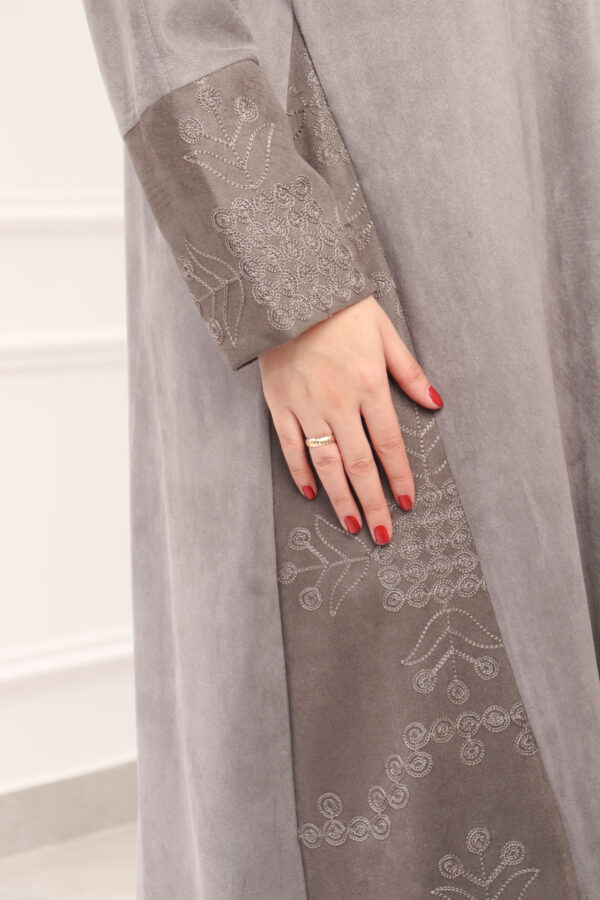 ⁦عبايه شامواه رصاصي بتطرزه من اجناب⁩ - الصورة ⁦7⁩