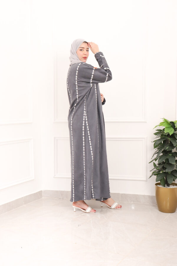 ⁦عبايه شامواه رمادي مطرزه بالابيض⁩ - الصورة ⁦7⁩