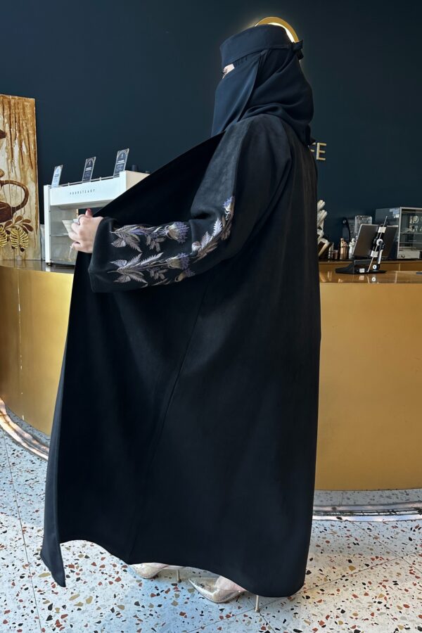 ⁦عبايه شتويه بتصميم انيق على اكمام بنحاسي و اسود⁩ - الصورة ⁦2⁩