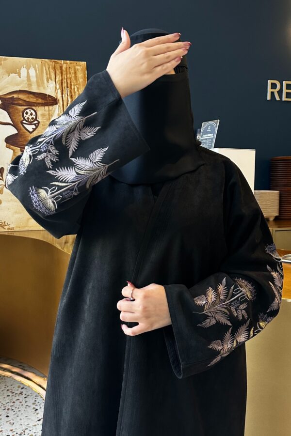 ⁦عبايه شتويه بتصميم انيق على اكمام بنحاسي و اسود⁩ - الصورة ⁦3⁩