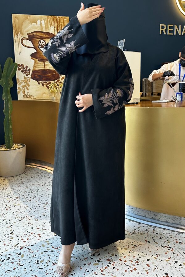 ⁦عبايه شتويه بتصميم انيق على اكمام بنحاسي و اسود⁩ - الصورة ⁦4⁩