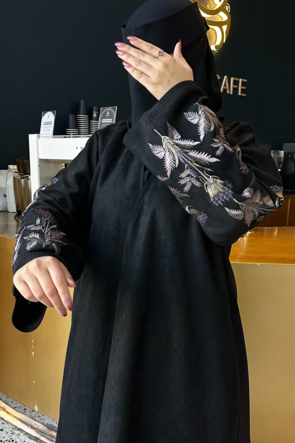 ⁦عبايه شتويه بتصميم انيق على اكمام بنحاسي و اسود⁩ - الصورة ⁦6⁩