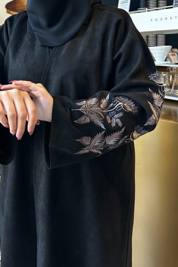 ⁦عبايه شتويه بتصميم انيق على اكمام بنحاسي و اسود⁩ - الصورة ⁦7⁩