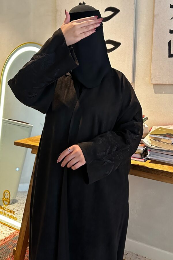 ⁦عبايه شتويه بتصميم انيق على اكمام باسود⁩ - الصورة ⁦2⁩