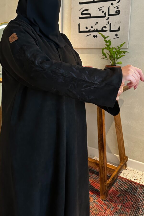 ⁦عبايه شتويه بتصميم انيق على اكمام باسود⁩ - الصورة ⁦3⁩