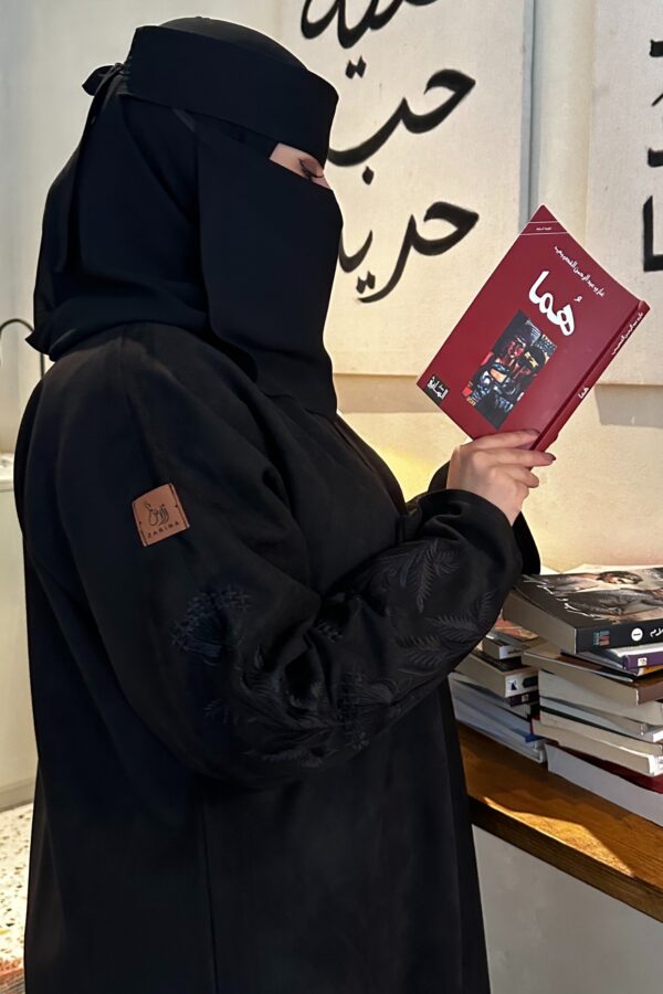 ⁦عبايه شتويه بتصميم انيق على اكمام باسود⁩ - الصورة ⁦4⁩