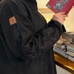 عبايه شتويه بتصميم انيق على اكمام باسود