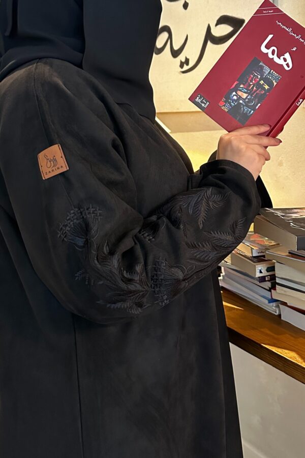 ⁦عبايه شتويه بتصميم انيق على اكمام باسود⁩ - الصورة ⁦5⁩