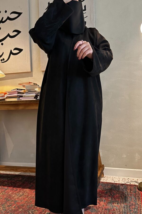 ⁦عبايه شتويه بتصميم انيق على اكمام باسود⁩ - الصورة ⁦6⁩