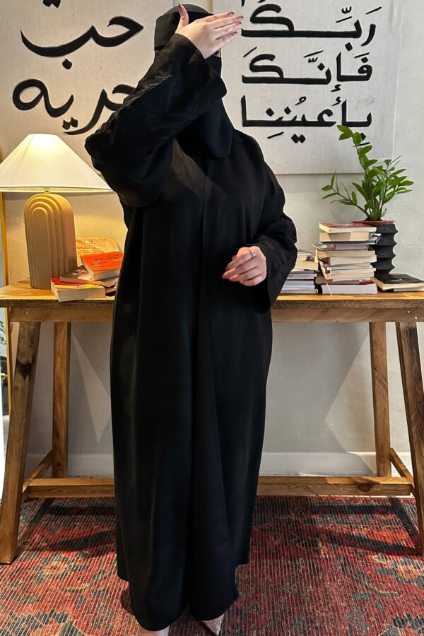 ⁦عبايه شتويه بتصميم انيق على اكمام باسود⁩ - الصورة ⁦7⁩