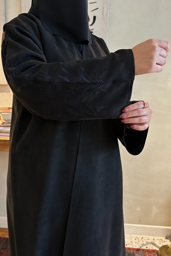 ⁦عبايه شتويه بتصميم انيق على اكمام باسود⁩ - الصورة ⁦8⁩