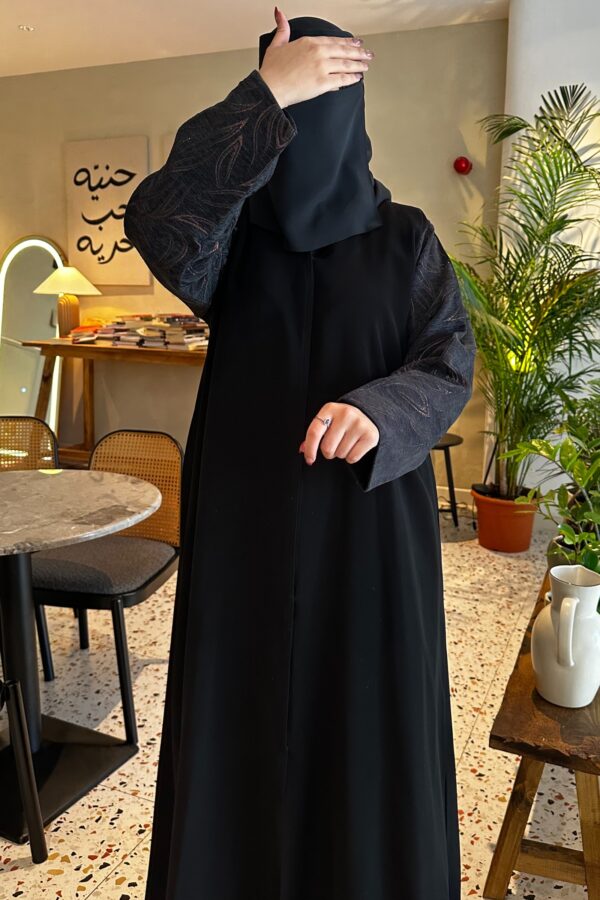 ⁦عبايه بدقات بكم مفصول مشجره بلاسود و نحاسي⁩ - الصورة ⁦2⁩