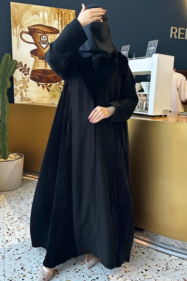 ⁦عبايه لياقه و مكسره من اجناب بمخمل⁩ - الصورة ⁦3⁩