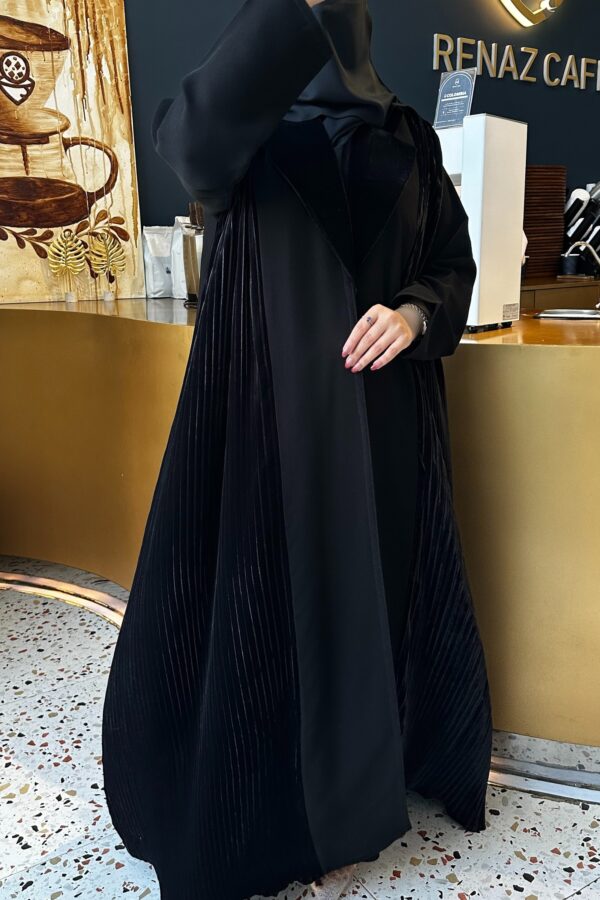 ⁦عبايه لياقه و مكسره من اجناب بمخمل⁩ - الصورة ⁦4⁩