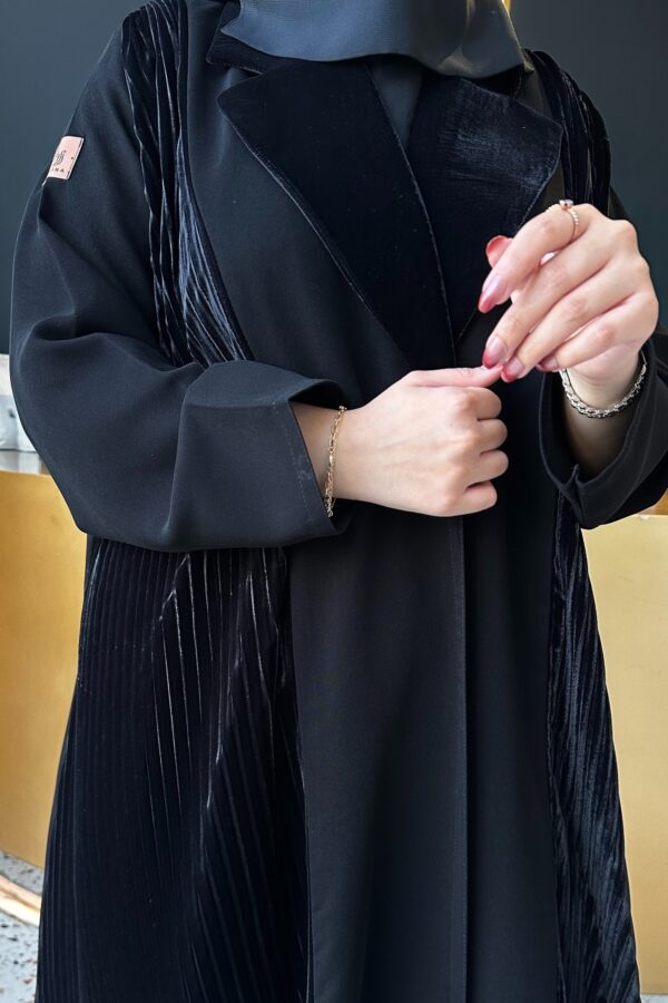 ⁦عبايه لياقه و مكسره من اجناب بمخمل⁩ - الصورة ⁦2⁩