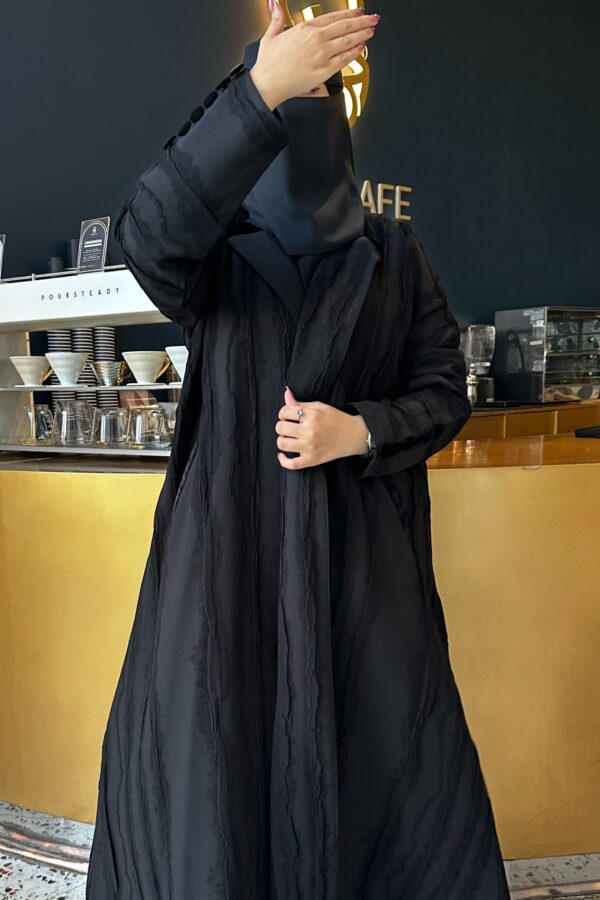 ⁦عبايه فكرو لياقه و جيوب بزراير على اكمام محدده⁩ - الصورة ⁦3⁩