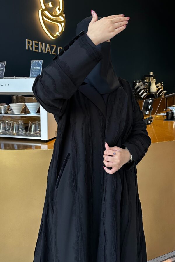 ⁦عبايه فكرو لياقه و جيوب بزراير على اكمام محدده⁩ - الصورة ⁦4⁩