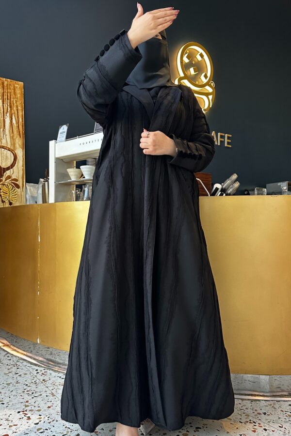 ⁦عبايه فكرو لياقه و جيوب بزراير على اكمام محدده⁩ - الصورة ⁦5⁩