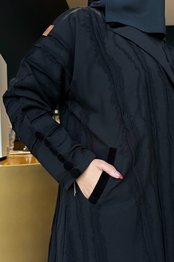 ⁦عبايه فكرو لياقه و جيوب بزراير على اكمام محدده⁩ - الصورة ⁦8⁩