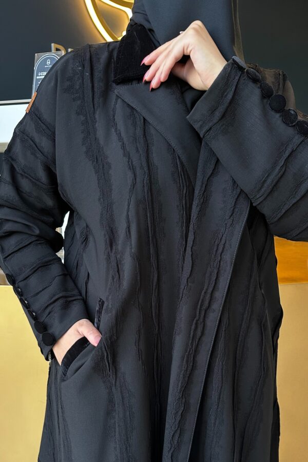 ⁦عبايه فكرو لياقه و جيوب بزراير على اكمام محدده⁩ - الصورة ⁦9⁩