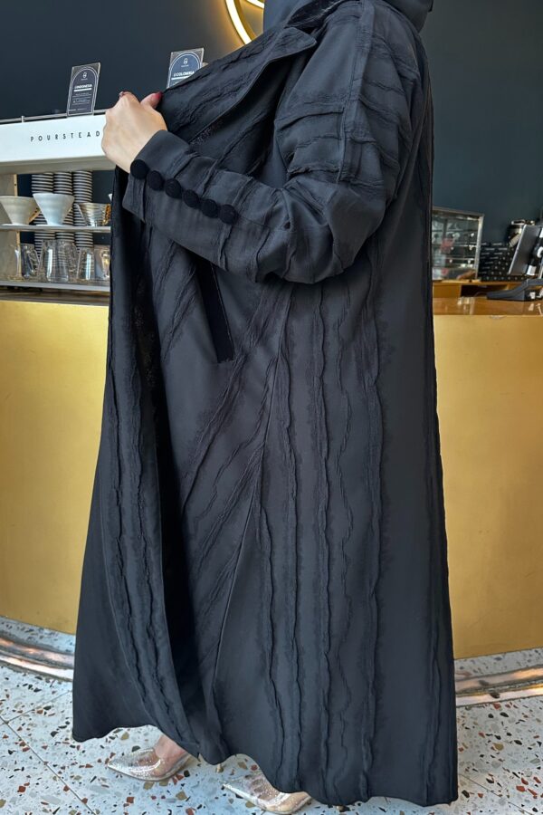 ⁦عبايه فكرو لياقه و جيوب بزراير على اكمام محدده⁩ - الصورة ⁦2⁩