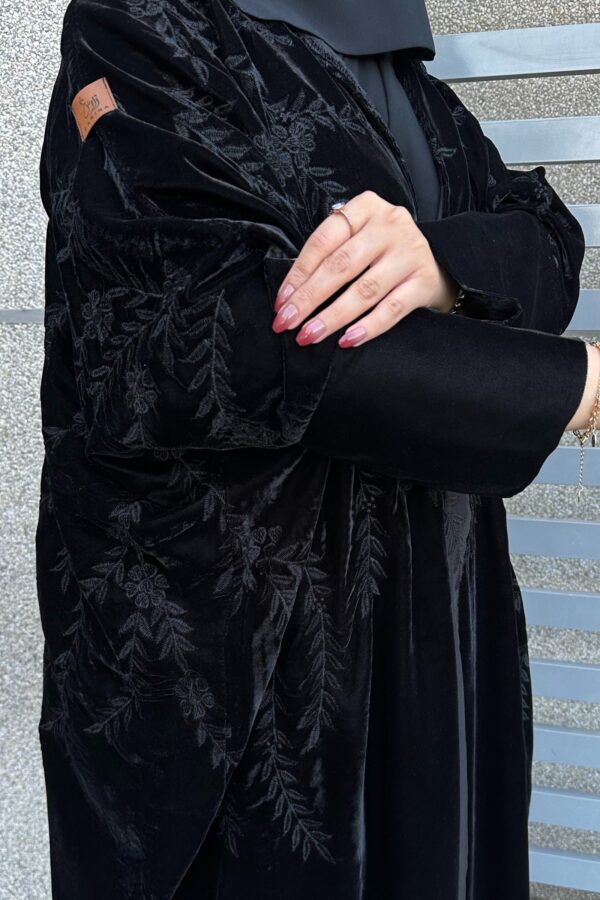 ⁦عبايه نص بشت مخمل بتطرير اسود على اكتاف عبايه⁩ - الصورة ⁦2⁩