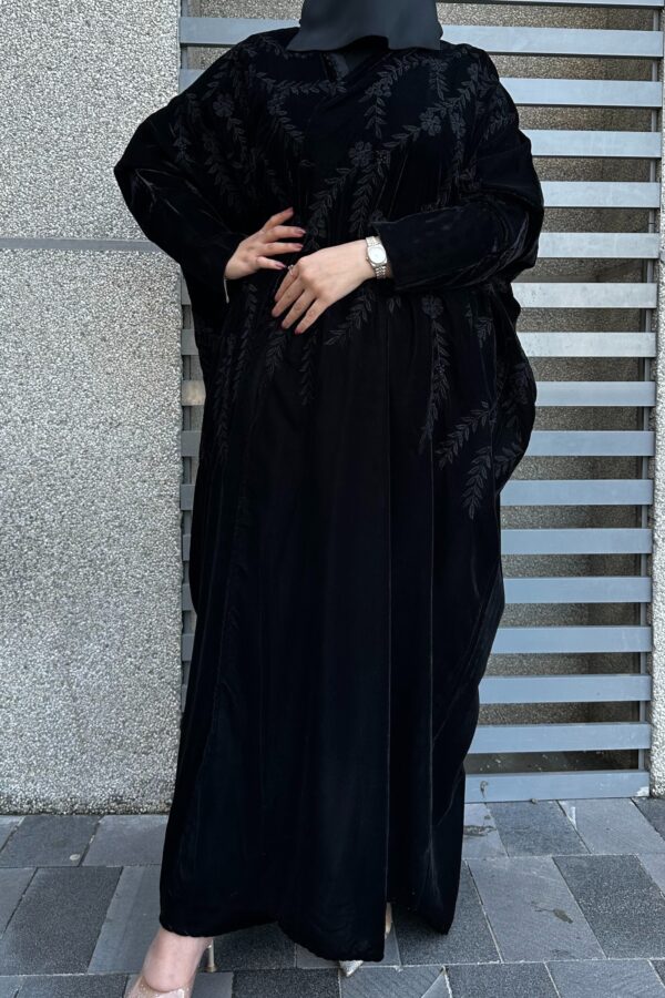 ⁦عبايه نص بشت مخمل بتطرير اسود على اكتاف عبايه⁩ - الصورة ⁦3⁩