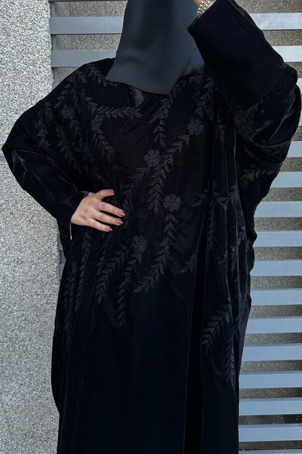 ⁦عبايه نص بشت مخمل بتطرير اسود على اكتاف عبايه⁩ - الصورة ⁦4⁩