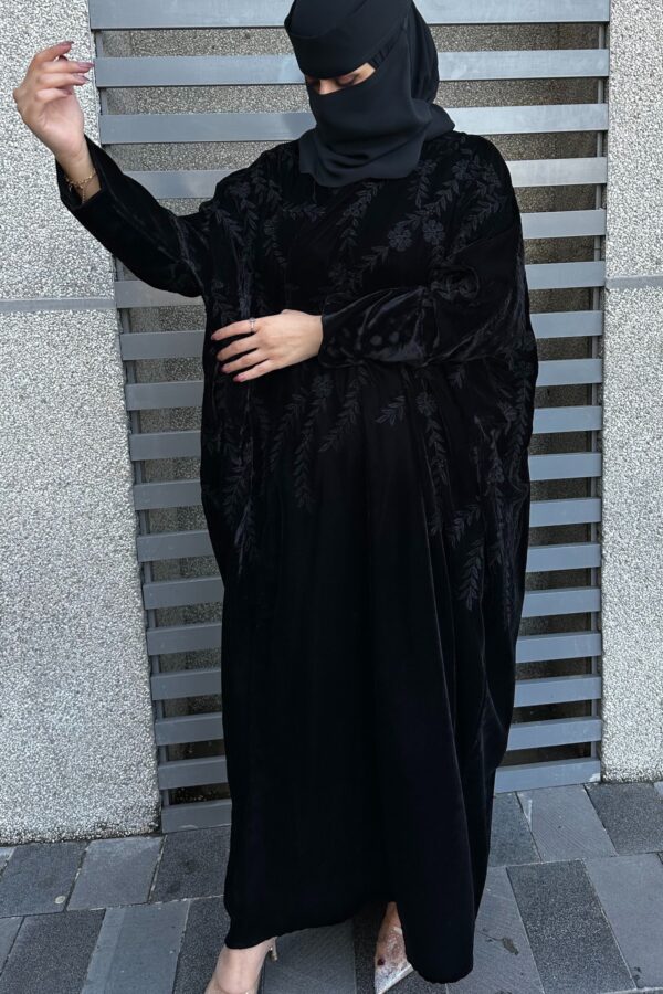 ⁦عبايه نص بشت مخمل بتطرير اسود على اكتاف عبايه⁩ - الصورة ⁦5⁩
