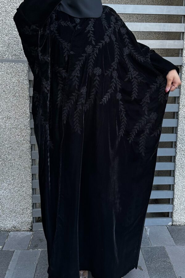 ⁦عبايه نص بشت مخمل بتطرير اسود على اكتاف عبايه⁩ - الصورة ⁦6⁩