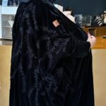 عبايه نص بشت مخمل بتطرير اسود على اكتاف عبايه