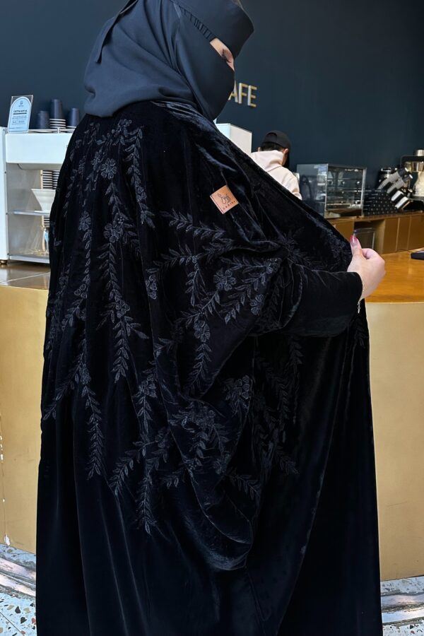 ⁦عبايه نص بشت مخمل بتطرير اسود على اكتاف عبايه⁩ - الصورة ⁦7⁩