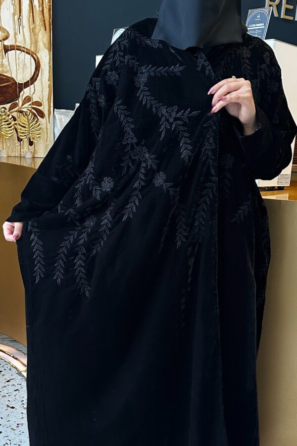 ⁦عبايه نص بشت مخمل بتطرير اسود على اكتاف عبايه⁩ - الصورة ⁦8⁩