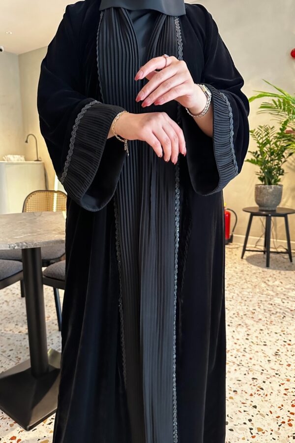 ⁦عباية مخمل مع تداخل كسرات و كلفه اسود من اكمام و امام⁩ - الصورة ⁦5⁩