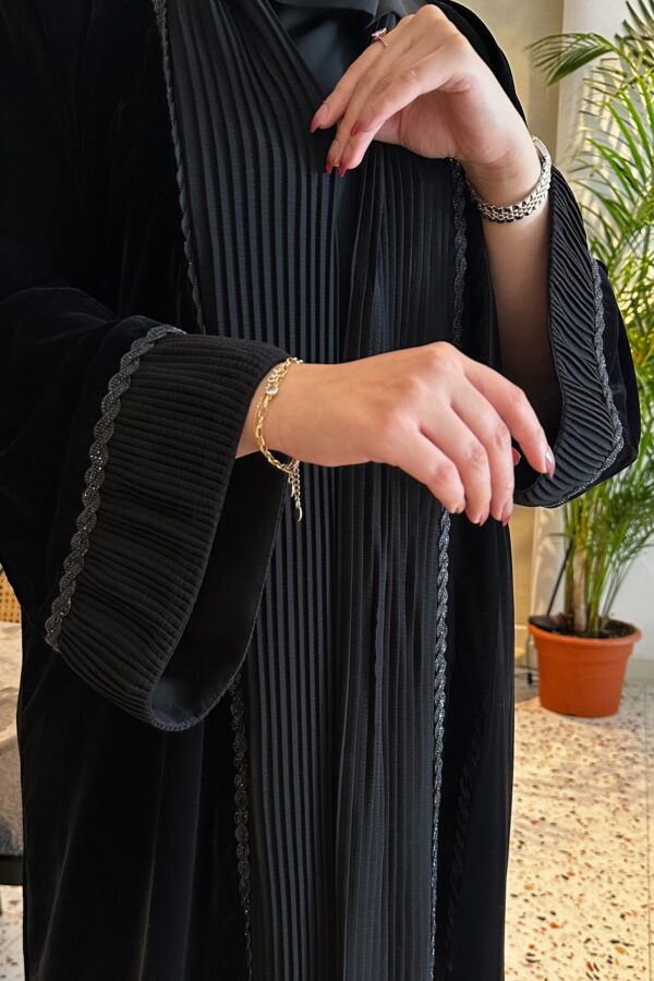 ⁦عباية مخمل مع تداخل كسرات و كلفه اسود من اكمام و امام⁩ - الصورة ⁦6⁩