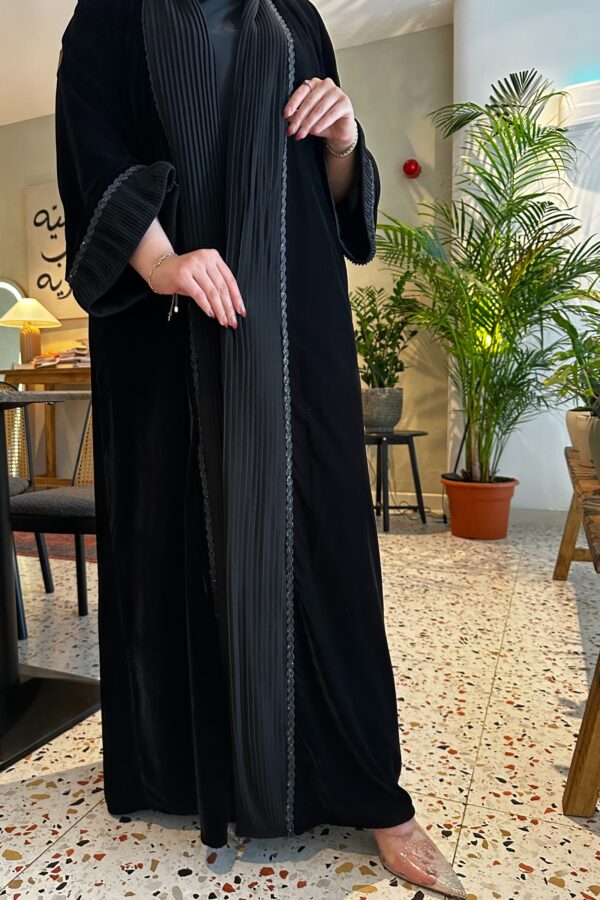 ⁦عباية مخمل مع تداخل كسرات و كلفه اسود من اكمام و امام⁩ - الصورة ⁦3⁩