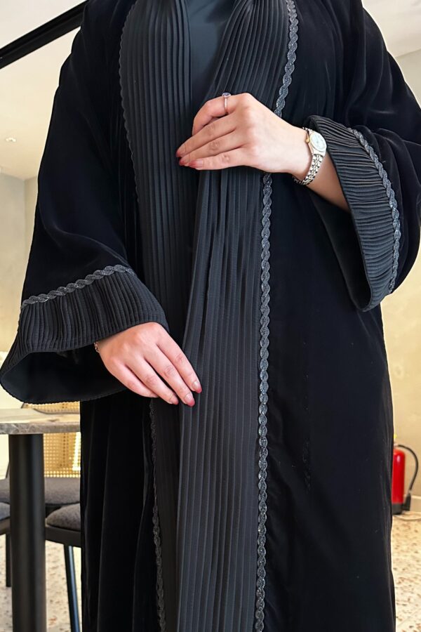 ⁦عباية مخمل مع تداخل كسرات و كلفه اسود من اكمام و امام⁩ - الصورة ⁦7⁩