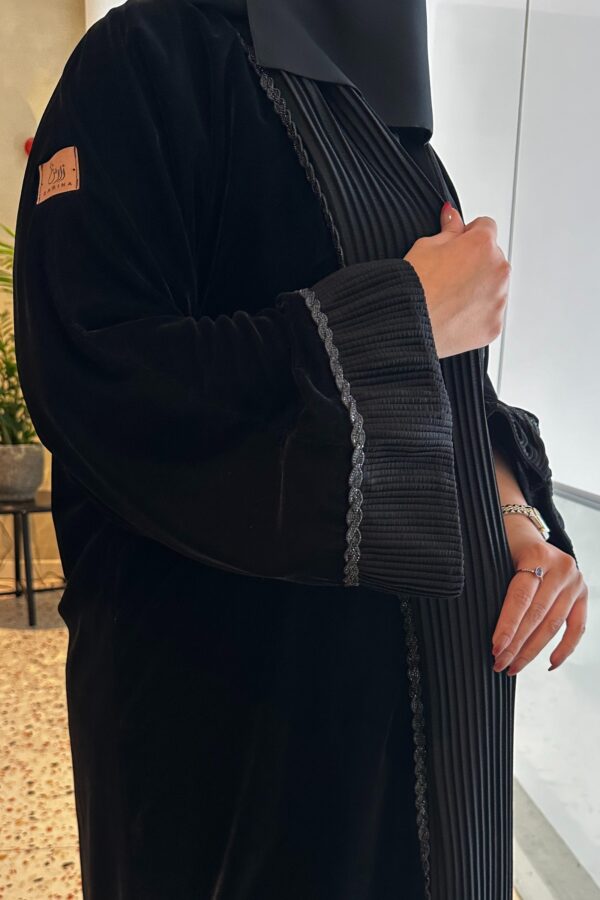 ⁦عباية مخمل مع تداخل كسرات و كلفه اسود من اكمام و امام⁩ - الصورة ⁦2⁩