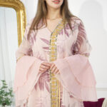 جلابية مشجرة باكمام كلوش لون وردي مع شريط شك