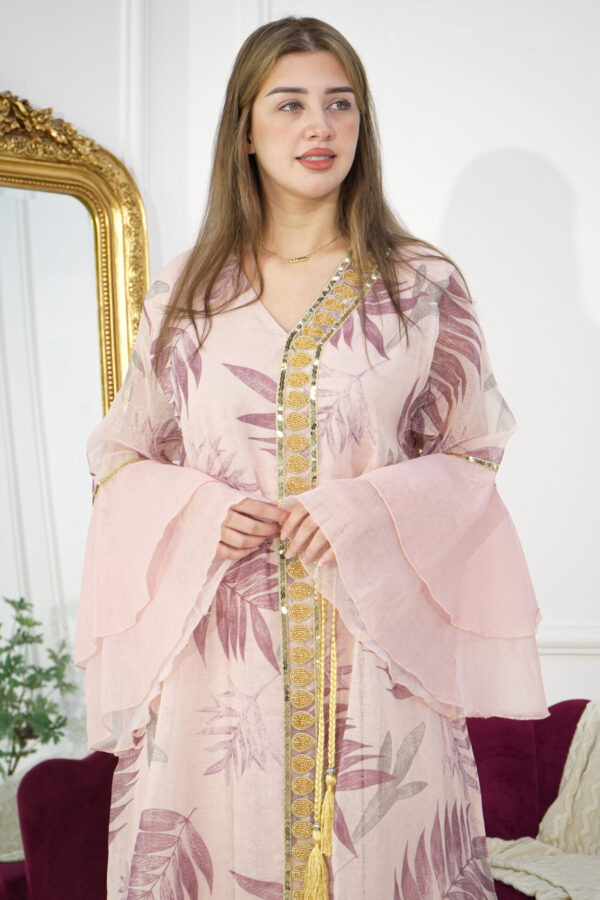 ⁦جلابية مشجرة باكمام كلوش لون وردي مع شريط شك⁩ - الصورة ⁦6⁩