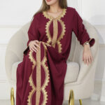 جلابية عنابي خليجيه بتطريز وشريط فصوص من امام