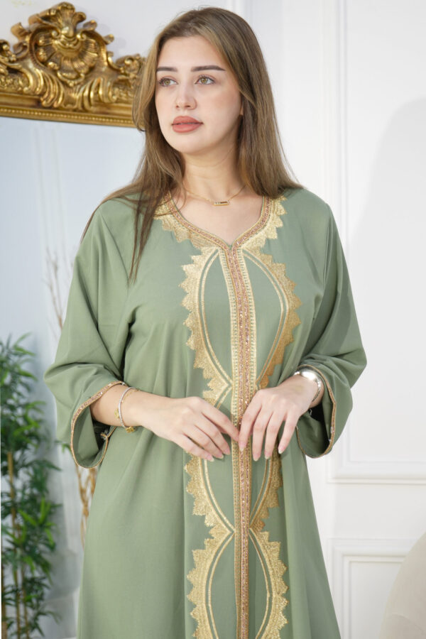 ⁦جلابيه تيفاني خليجيه بتطريز وشريط فصوص من امام⁩ - الصورة ⁦2⁩