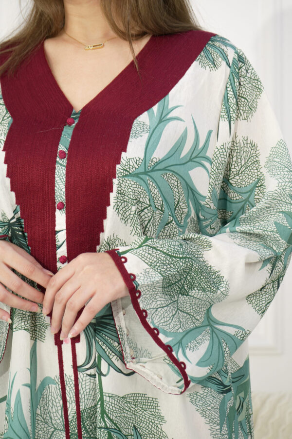 ⁦جلابيه تيفاني مزينه بدقات شرايط عنابي من امام⁩ - الصورة ⁦5⁩