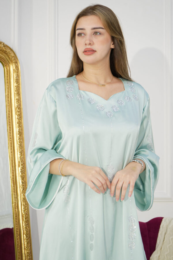 ⁦جلابيه تيفاني بفصوص محدد من امام و اكتاف⁩ - الصورة ⁦5⁩