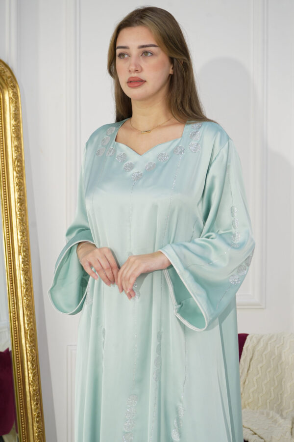 ⁦جلابيه تيفاني بفصوص محدد من امام و اكتاف⁩ - الصورة ⁦3⁩