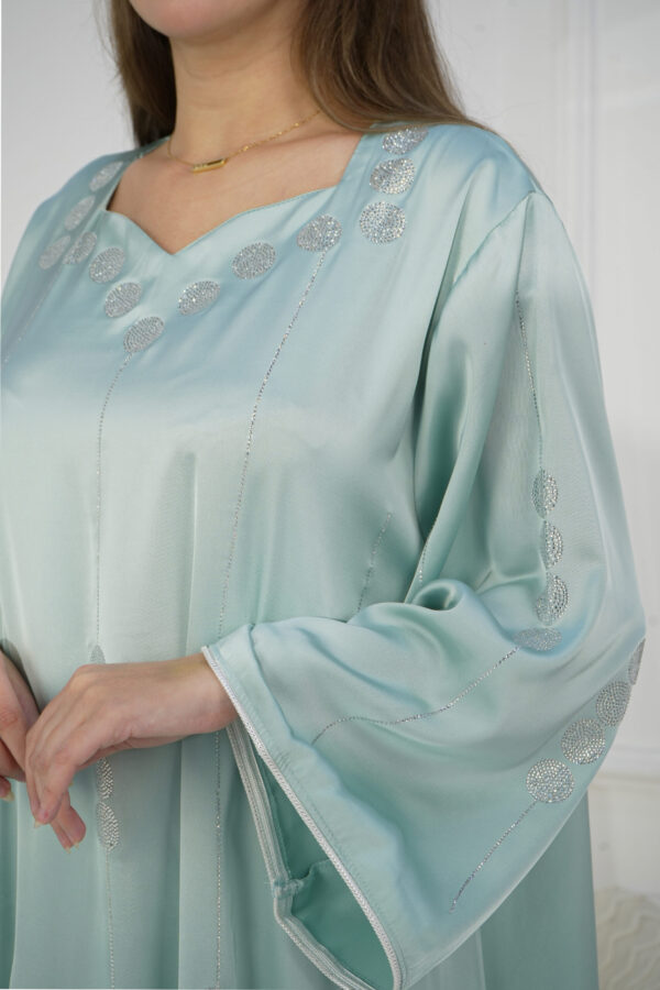 ⁦جلابيه تيفاني بفصوص محدد من امام و اكتاف⁩ - الصورة ⁦2⁩