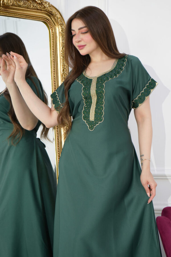 ⁦جلابيه زيتي مطرزه تطريز كبيوتر من امام مع فصوص⁩ - الصورة ⁦5⁩