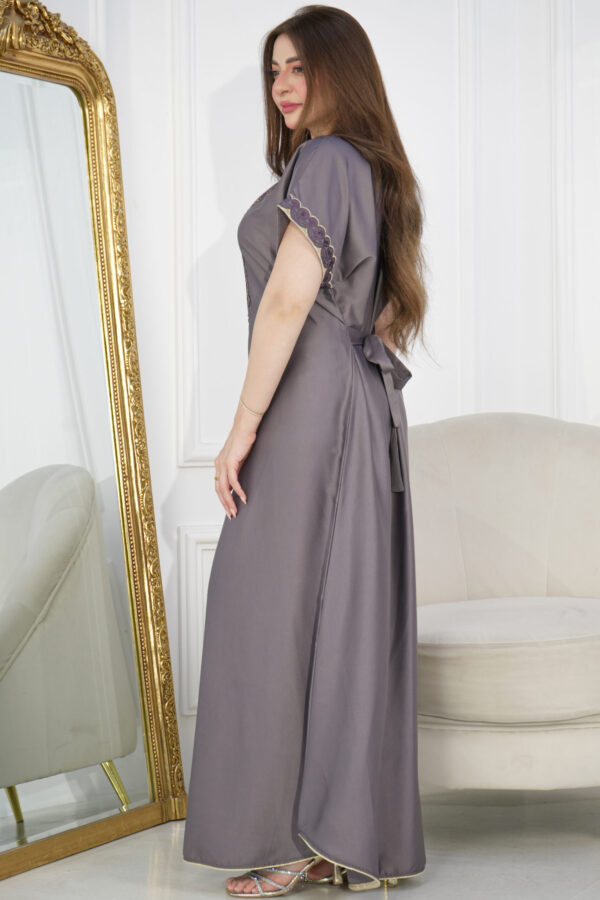 ⁦جلابيه موف مطرزه تطريز كبيوتر من امام مع فصوص⁩ - الصورة ⁦5⁩